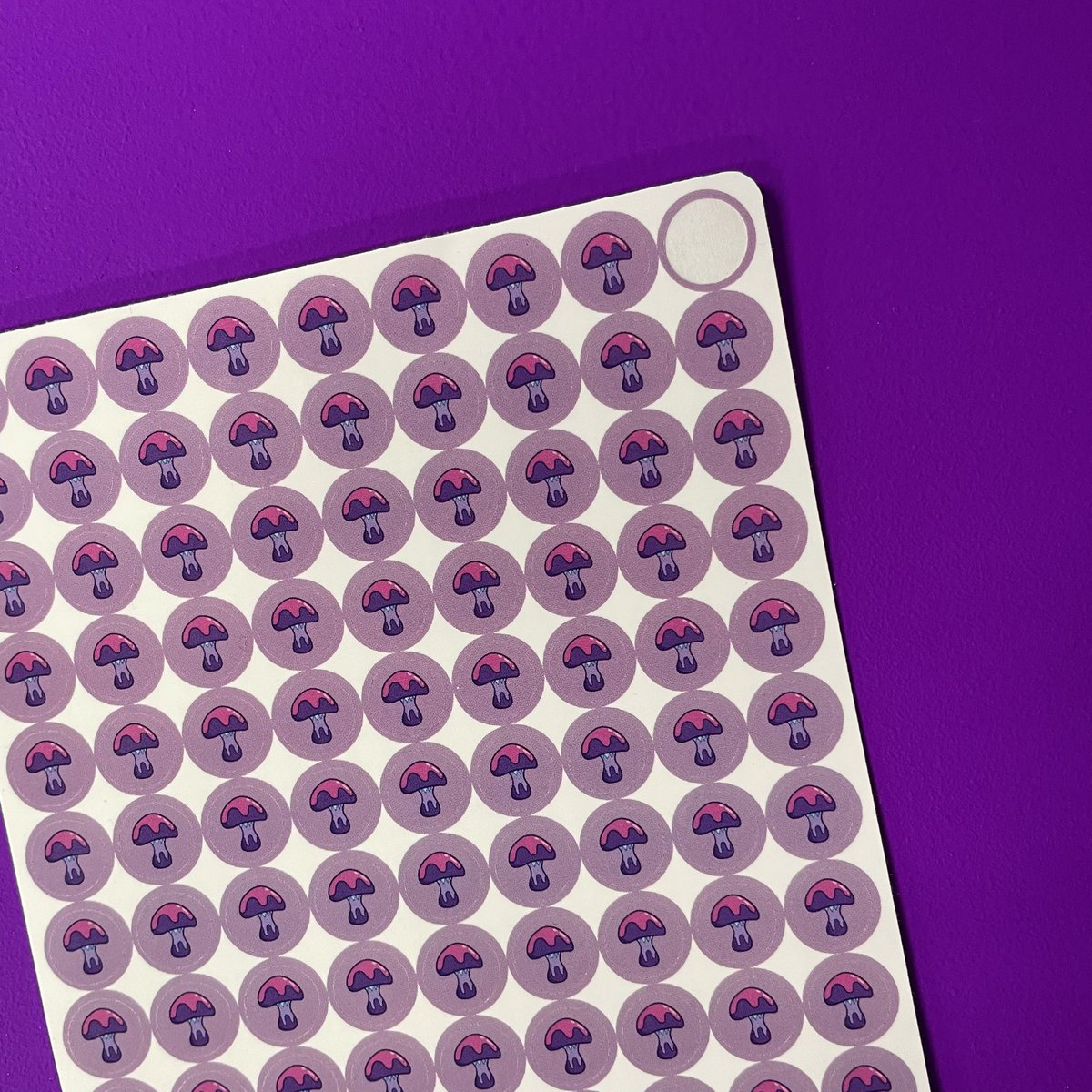 【協力者募集】
マシュパンの制作レベル上げに付き合ってください🍄🍄

マッシュルームパンクにて
ステッカー印刷ができるようになりました‼

そこで…シール制作スキルを上げるための“経験値稼ぎ”に協力してくれるクリエイターさんを募集します！

【募集枠10名】