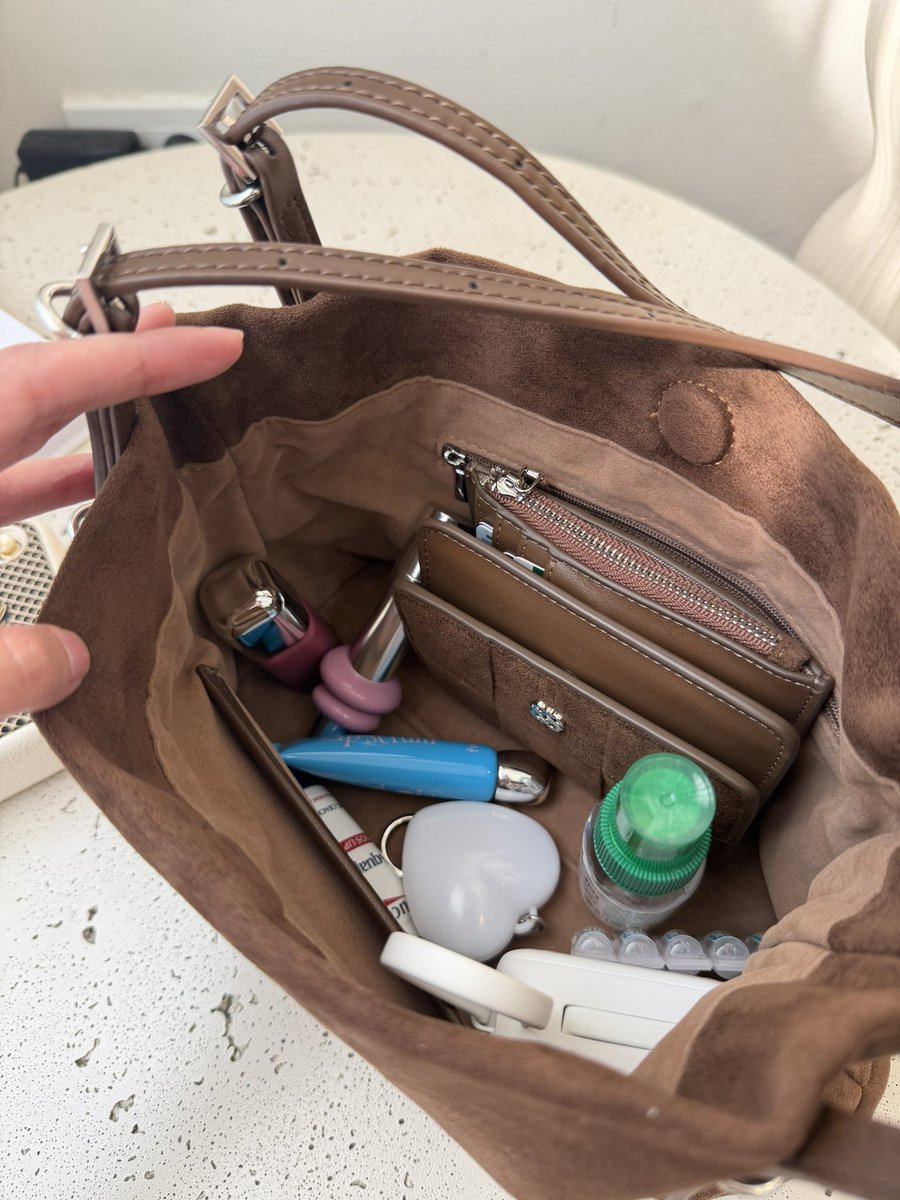 Bester รุ่น Shoyu น่ารักมากทรง tote แบบใบกลาง สายปรับสั้นยาวได้ ช่วงนี้หยิบใช้บ่อยมาก