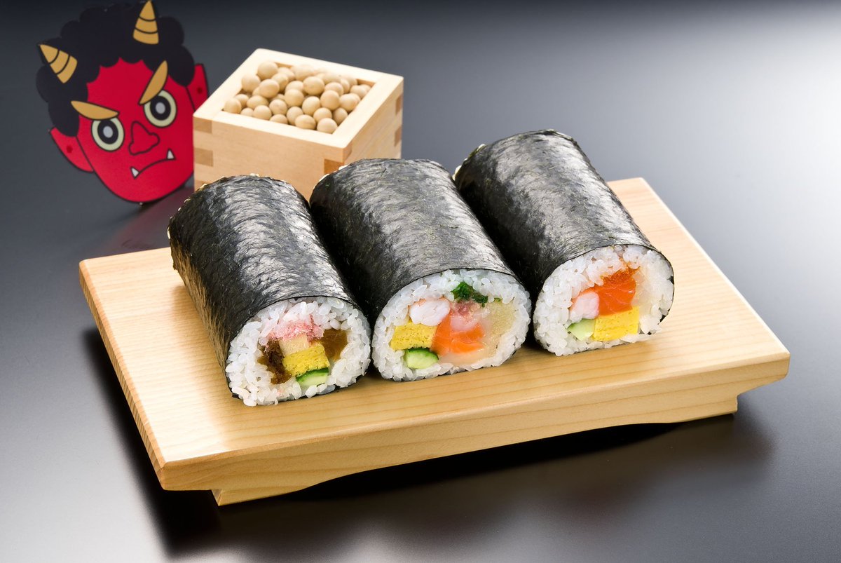 gaijintacle's tweet photo. Durante el Setsubun es costumbre comer ehōmaki (恵方巻き), un rollo de sushi que debe consumirse entero, en silencio y sin cortarlo, mirando hacia la dirección ehō (恵方) del año, para atraer la buena suerte. https://t.co/QDFRosOPz1
