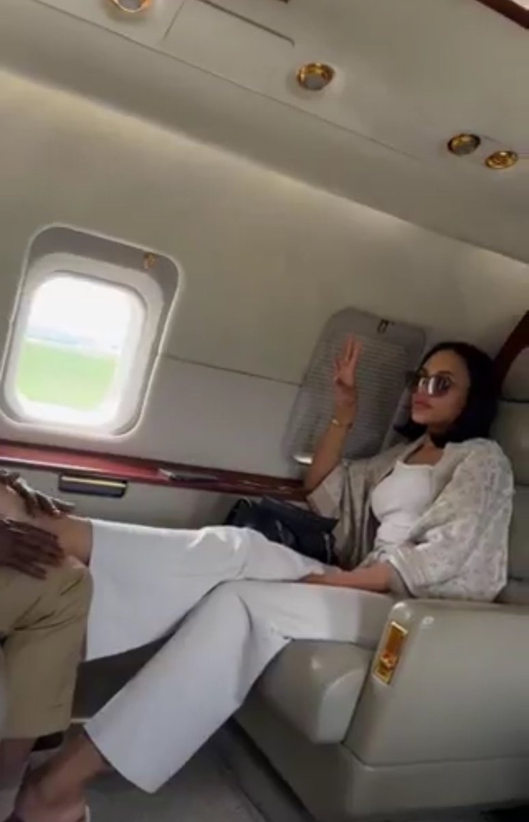 peace_igho's tweet image. Former Governor of Edo state, Senator Oshiomole seen massaging the feet of his girlfriend onboard a private jet.