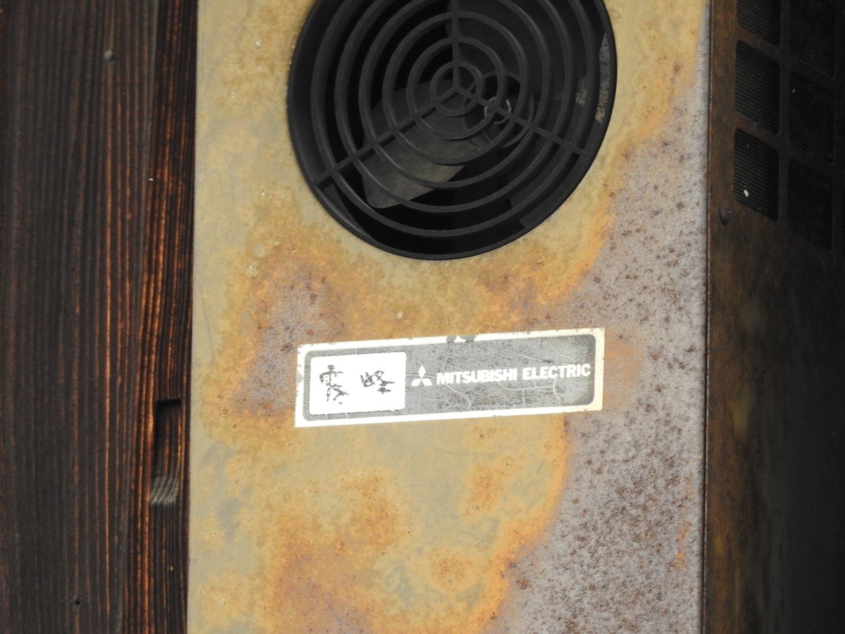 見たことのない3ファン窓コンを発見。
なんと、霧ヶ峰でした。