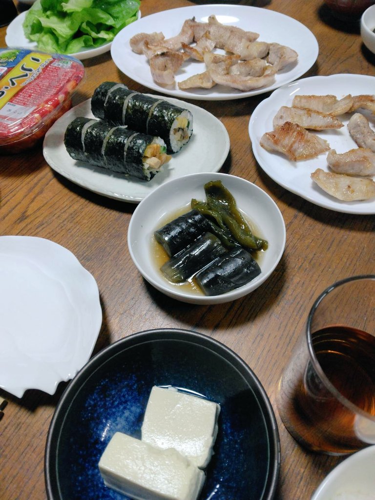 巻き寿司を節約して小さいのにして、豚トロ焼いて湯豆腐作ったらまるでキンパみたいになった普通の田舎巻き😂