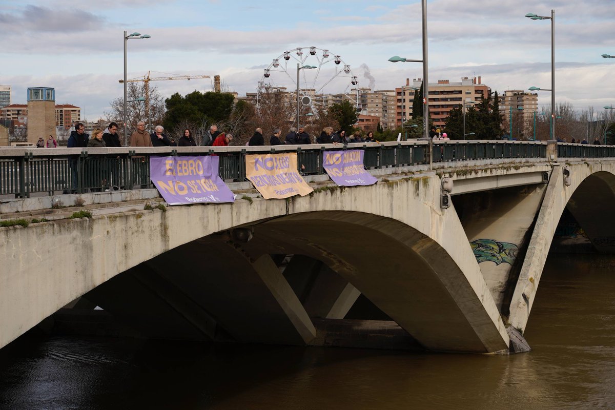 PodemosAragon's tweet photo. Hemos salido a la calle para defender el Ebro junto a @MariaGoikoetxea, @ionebelarra y @juralde. 
Azcón está haciendo un trasvase silencioso robando agua de los aragoneses y aragonesas para alimentar los centros de datos de Amazon y Microsoft.
Esto vamos a pararlo el 8F. https://t.co/KiV5Zj1p2U