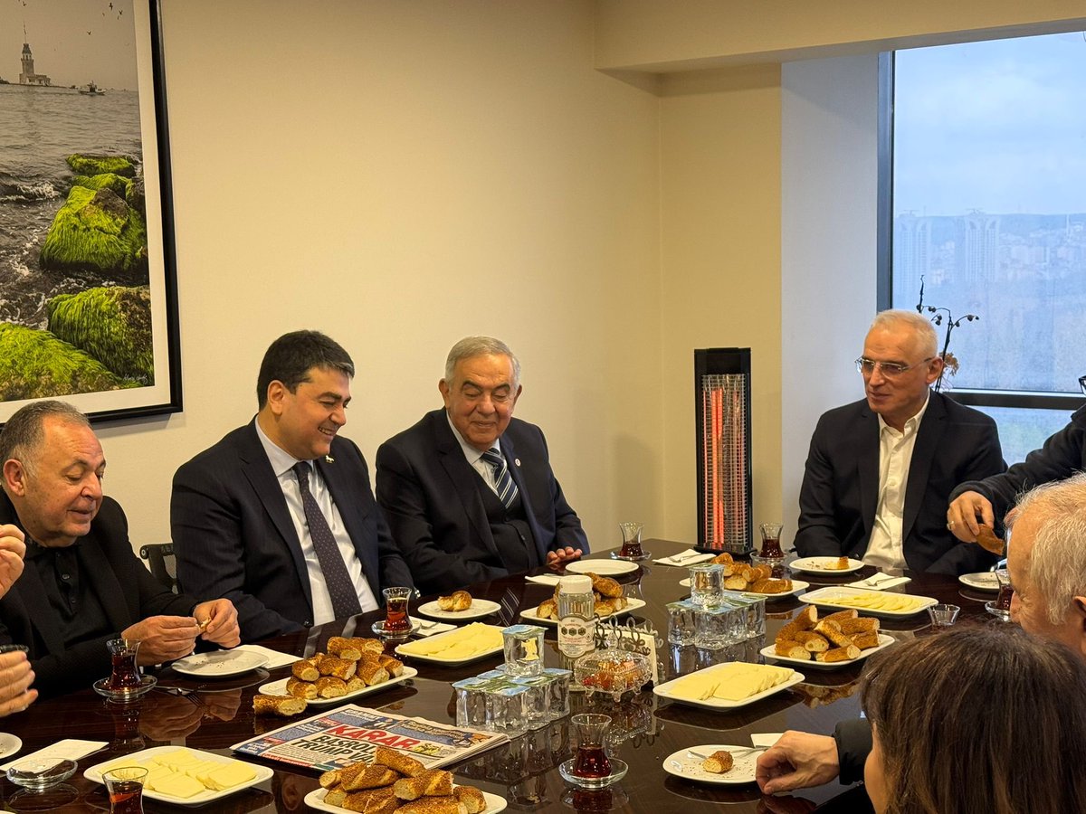 istanbuldp's tweet photo. Karar Gazetesi Yazarları Mustafa Karaalioğlu,Elif Çakır,Taha Akyol ,Yusuf Ziya Cömert,Mehmet Ocaktan,Ahmet Taşgetiren’i Genel Başkanımız Sayın Gültekin Uysal,İl Başkanımı Adem İpek Sayın Haydar Altındaş ve Genel Bşk Yardımcımız Sayın Gürcan Dağdaş ile beraber ziyaret ettik. https://t.co/dzDiPzUHkt