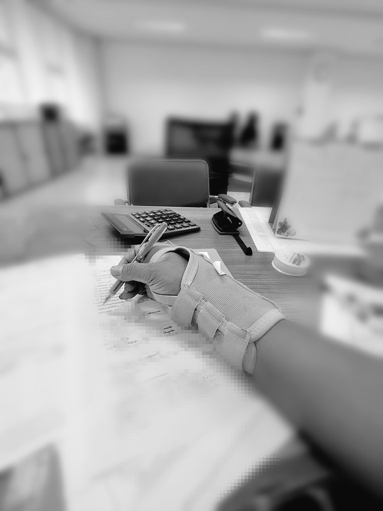 พูดดีๆ ก้อยอมแล้ว  ไม่ต้องให้มือฟาดหัวเตียงก้อได้
#LGBTQIA #เลสเบี้ยน #สตรีหมายเลขสี่