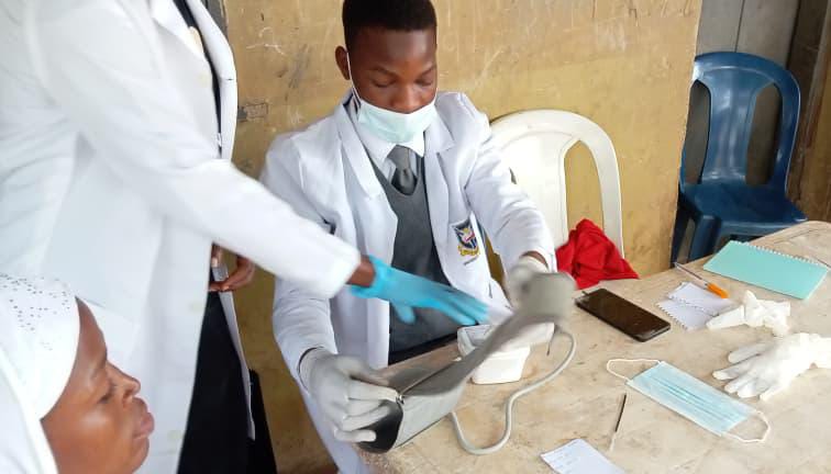 Chapter 1 of 6: A Recap of my first year as a University of Ibadan, Pharmacy student.
A short thread 🧵... 

First Class ✅ 
Leadership Roles ✅ 
Awards ✅ 
Social life ✅
Sports ✅ 
Volunteering ✅
Business ✅