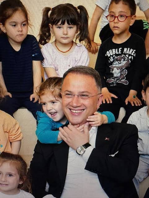 Sol Yumruk tweet media