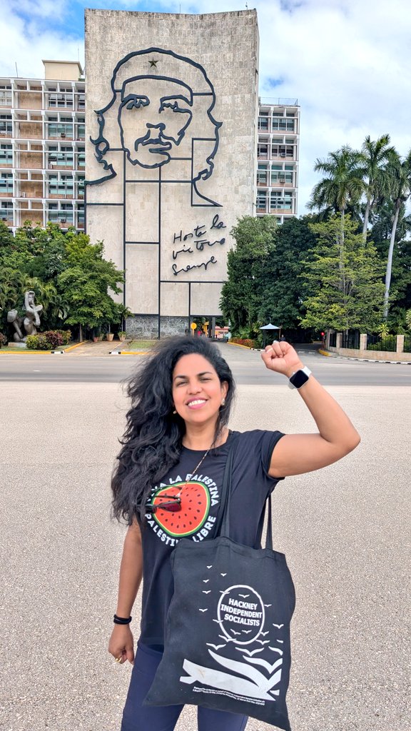 madeinbolivia's tweet image. Viva Cuba libre y soberana! 🇨🇺
Hoy día hace 64 años, John F Kennedy hizo oficial el cerco económico genocida contra #Cuba. Proud to be standing here with a bit of #Hackney with me ❤️💚✊🏽 @HackneyIndSG
