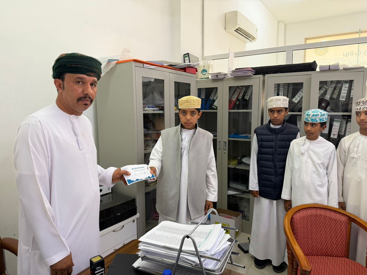 EduGovSsq5311's tweet photo. بأيدٍ شابة وقلوب محبة للخير، شارك أبطال مدرستنا اليوم في تعبئة السلال الرمضانية بمقر فريق جعلان بني بوحسن الخيري 📦🌙.
خطوة تعزز روح المواطنة والعطاء بإشراف الأستاذ عمر الراسبي. بارك الله في الجهود ونفع بها المجتمع. https://t.co/D5kcbN89Dw