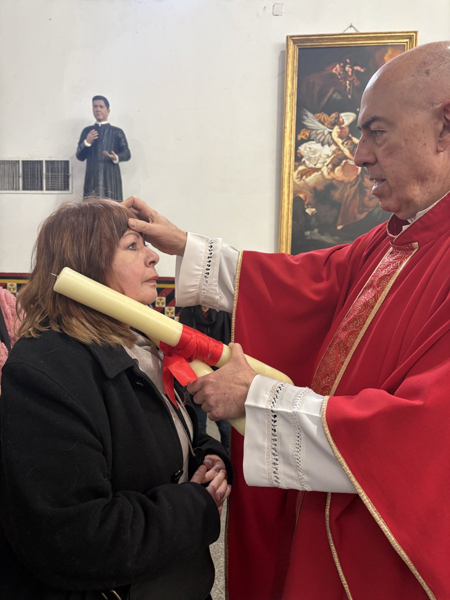 Bendición de las gargantas hoy en el día de #SanBlas. Por la garganta entran males físicos como una mala alimentación y salen, muchas veces, males espirituales: imposibilidad de orar, difamar al prójimo, vivir mintiendo, callar pecados en vez de confesarlos. O bien podemos tener