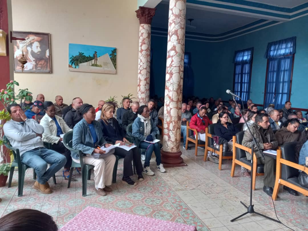 #Yaguajay, de #SanctiSpíritusEnMarcha desarrolla su Pleno Extraordinario del Partido. La transparencia guía el debate: retos, avances y deficiencias se analizan para trazar metas que fortalezcan unidad, disciplina y compromiso revolucionario. #CubaEstáFirme .