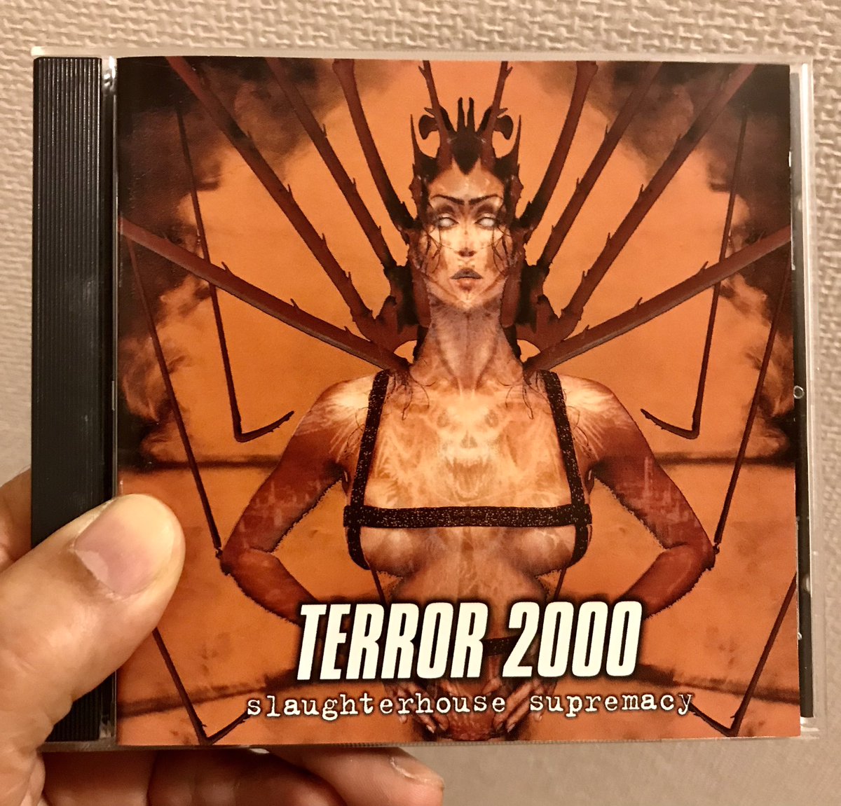 therion_madbias's tweet photo. #NowPlaying
スウェーデン産スラッシュメタル…Terror 2000の1st…音の弾丸が飛んでくる…超高速で典型的なスラッシーさと、緻密な計算による現代的なエッジを絡ませた超名盤…2000年作品!
#Terror2000…
Slaughterhouse Supremacy
https://t.co/Ttblf7WDPc https://t.co/teo4o5jSD9