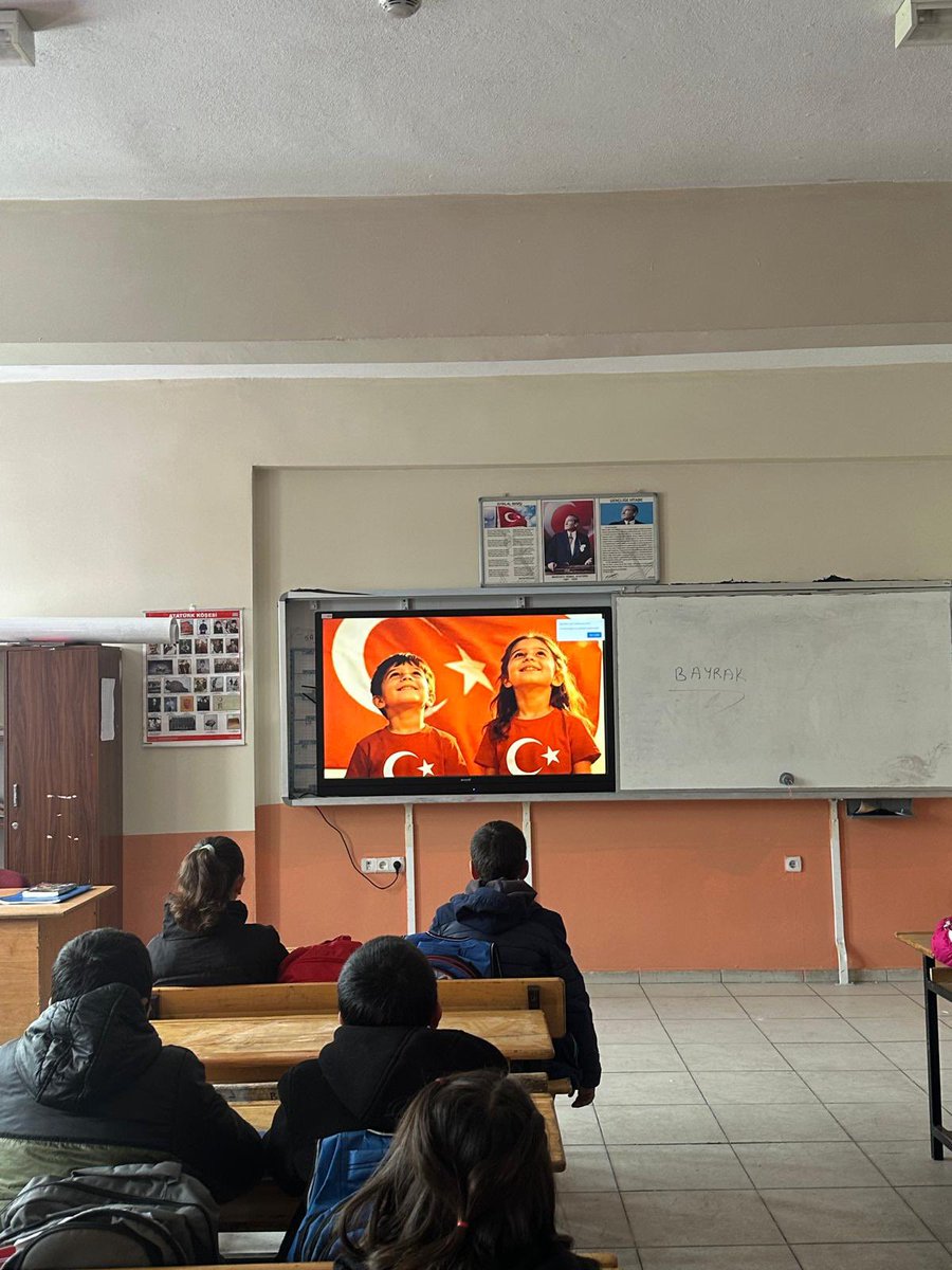 GunbulduO's tweet photo. İkinci  döneme, öğrencilerimizle birlikte bayrağımızın tarihî ve manevi değerini konuşarak anlamlı bir başlangıç yaptık. “Bayrak Sevgisi” temasıyla millî birlik ve bilinç duygumuzu pekiştirdik.
🇹🇷🇹🇷🇹🇷
@tcmeb 
@frknkrksz 
@agrimem 
@hasan_kokrek 
@diyadinmem 
@remzi0479 https://t.co/xY0nL8HcFR