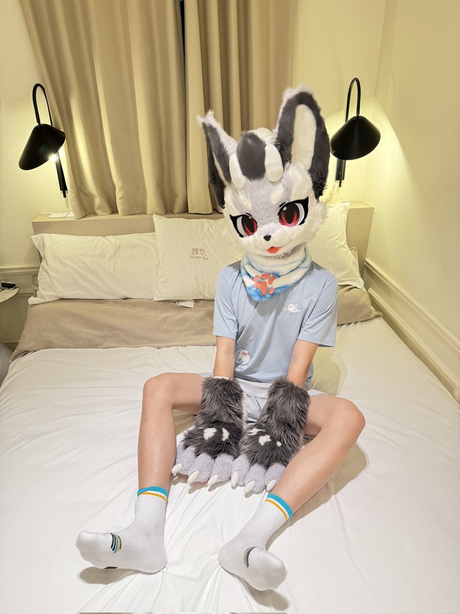 “我想和你抱抱睡觉”
袜子来自<a href="/Longyao1118/">龙耀工坊</a>