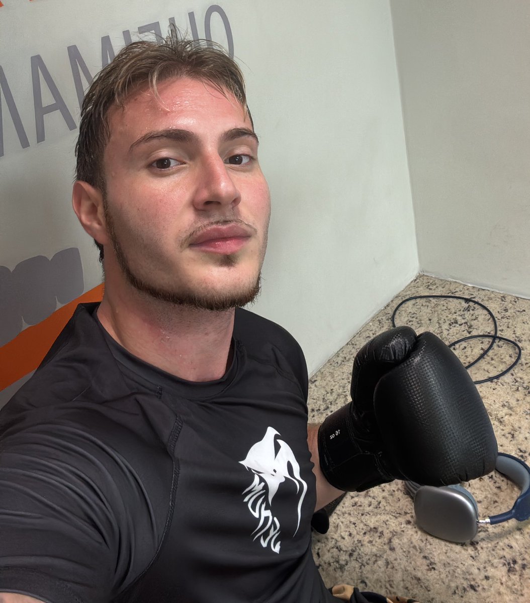 puterrier_'s tweet photo. Já acordei socando 🥊 https://t.co/B6Iorol3sY