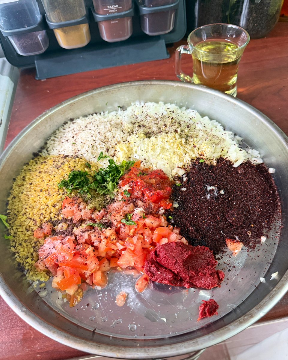 summer_is_overr's tweet image. Leğene bu malzemeler konmuşsa ne yemek yapılacak ?

#peşindeyiz
#FabianRuizCimboma
#yapma