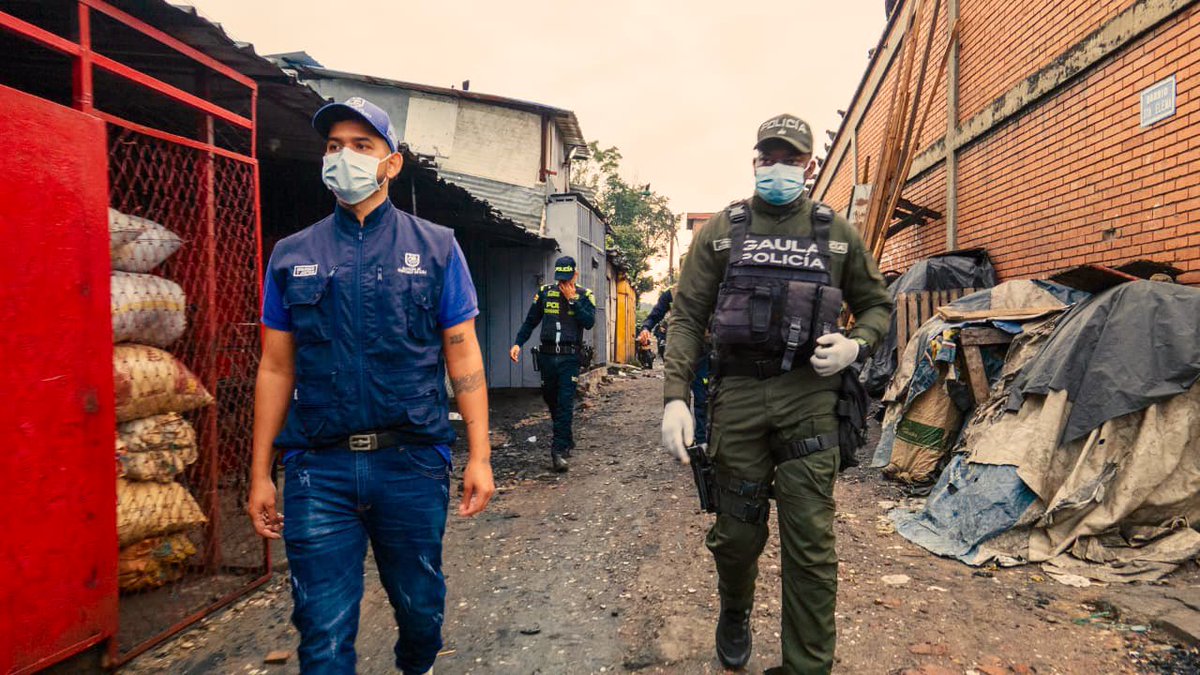 SeguridadCali's tweet photo. @GaulaPolicia @alejoeder @AlcaldiaDeCali @PoliciaCali @MovilidadCali @MigracionCol Nuestro equipo de Inspección y Vigilancia adelantó acciones para la recuperación del espacio público y realizó controles a establecimientos comerciales.

Gracias a este control identificamos que algunos hoteles del sector no cuentan con las condiciones de funcionamiento. https://t.co/QZxdhfXdlS