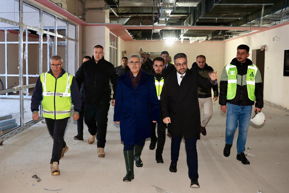 bingolvaliligi's tweet photo. “500 Yataklı Bingöl Devlet Hastanesi inşaatında incelemelerde bulunduk.”

Valimiz Sayın Cahit Çelik, yapımı hızla tamamlanan yeni Bingöl Devlet Hastanesi binasında incelemelerde bulundu. 

İnşaat süreci ve fiziki gerçekleşme oranı hakkında yetkililerden bilgi alan Vali Çelik, projenin tamamlanmasıyla birlikte ilimizde sağlık hizmetlerinin kapasite ve kalitesinin önemli ölçüde artacağını ifade etti.

Vali Çelik, inşaatta görevli personele çalışmalarında kolaylıklar dileyerek, sürecin planlanan takvim doğrultusunda tamamlanmasının önemine dikkat çekti.

@celikcahit 
#BingölValiliği