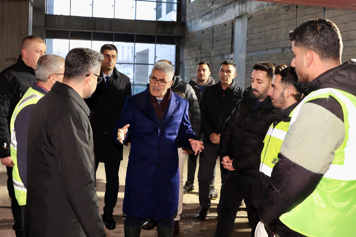 bingolvaliligi's tweet photo. “500 Yataklı Bingöl Devlet Hastanesi inşaatında incelemelerde bulunduk.”

Valimiz Sayın Cahit Çelik, yapımı hızla tamamlanan yeni Bingöl Devlet Hastanesi binasında incelemelerde bulundu. 

İnşaat süreci ve fiziki gerçekleşme oranı hakkında yetkililerden bilgi alan Vali Çelik, projenin tamamlanmasıyla birlikte ilimizde sağlık hizmetlerinin kapasite ve kalitesinin önemli ölçüde artacağını ifade etti.

Vali Çelik, inşaatta görevli personele çalışmalarında kolaylıklar dileyerek, sürecin planlanan takvim doğrultusunda tamamlanmasının önemine dikkat çekti.

@celikcahit 
#BingölValiliği