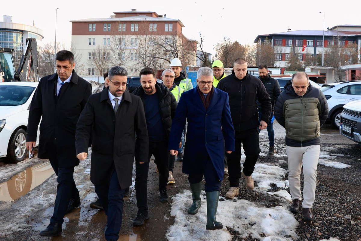 bingolvaliligi's tweet photo. “500 Yataklı Bingöl Devlet Hastanesi inşaatında incelemelerde bulunduk.”

Valimiz Sayın Cahit Çelik, yapımı hızla tamamlanan yeni Bingöl Devlet Hastanesi binasında incelemelerde bulundu. 

İnşaat süreci ve fiziki gerçekleşme oranı hakkında yetkililerden bilgi alan Vali Çelik, projenin tamamlanmasıyla birlikte ilimizde sağlık hizmetlerinin kapasite ve kalitesinin önemli ölçüde artacağını ifade etti.

Vali Çelik, inşaatta görevli personele çalışmalarında kolaylıklar dileyerek, sürecin planlanan takvim doğrultusunda tamamlanmasının önemine dikkat çekti.

@celikcahit 
#BingölValiliği