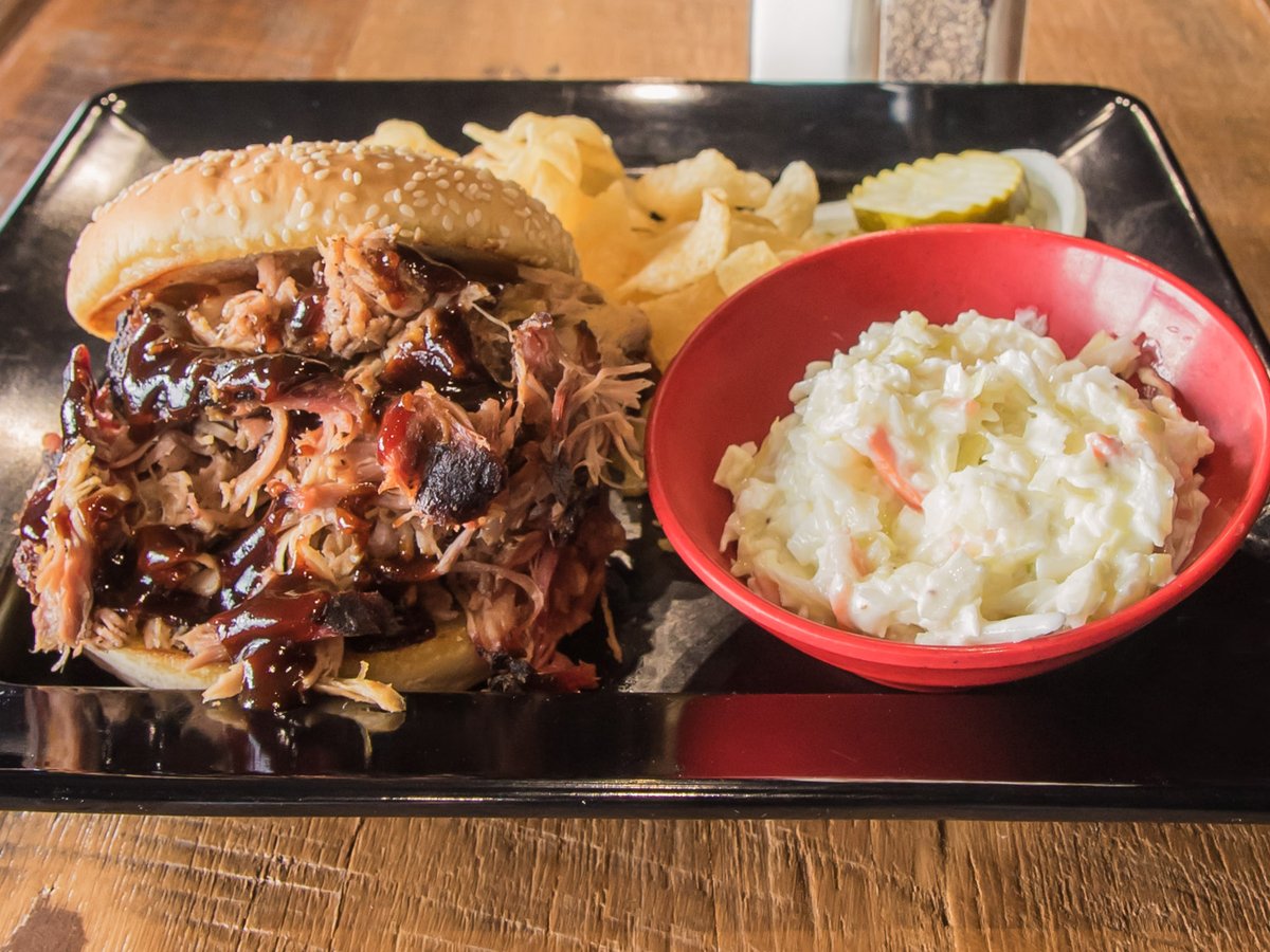 Lunch break!!!! Slaw always makes it 💯