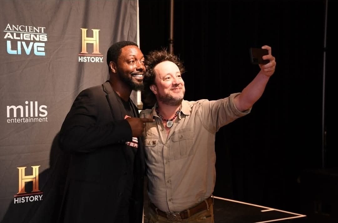 4biddnKnowledge's tweet photo. 2 aliens spotted. Billy Carson and Giorgio Tsoukalos https://t.co/FRNZj5ylxt