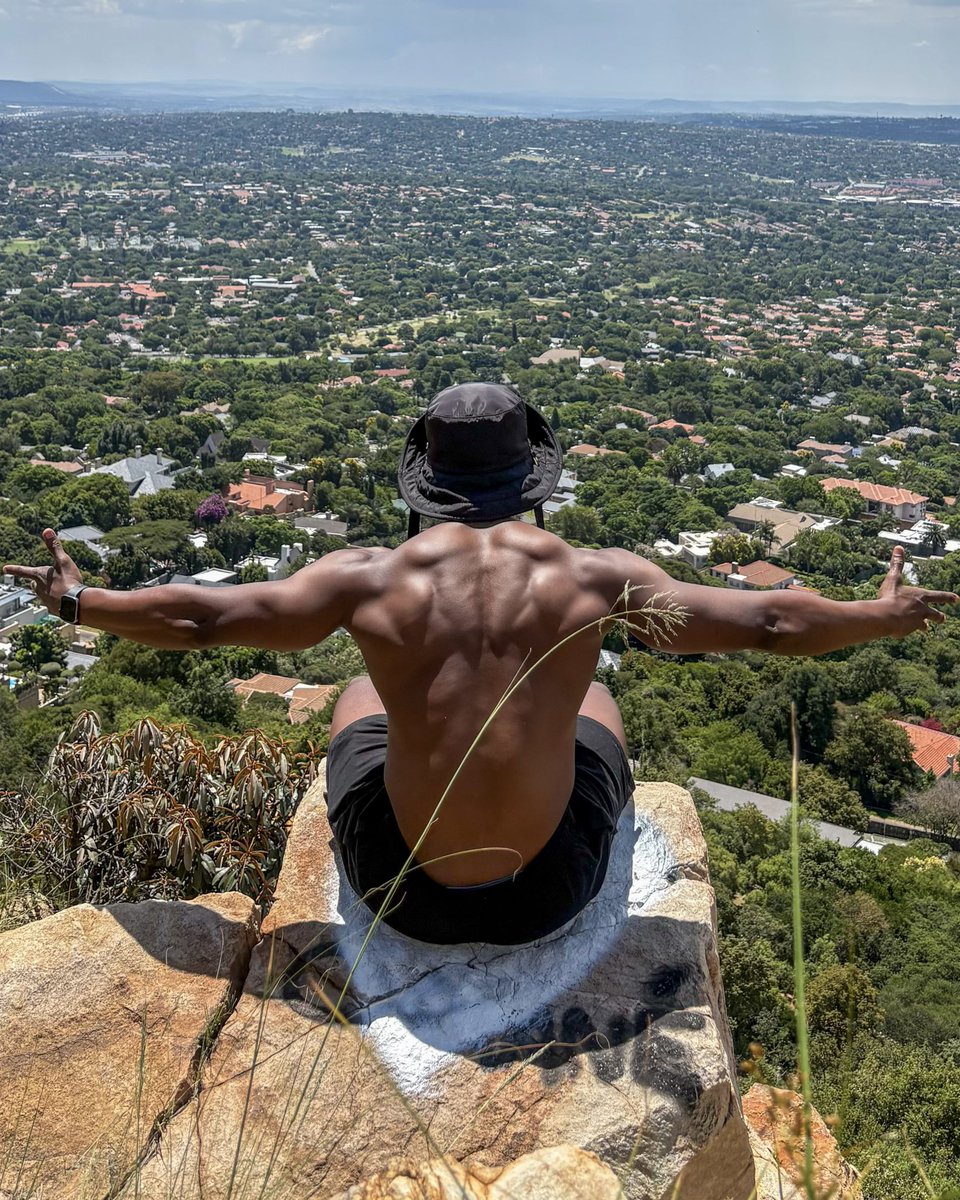 atpolymathsa's tweet image. The climb shapes you before the view rewards you. Relentless pursuit of the dream.
@PUMASouthAfrica × @HuaweiZA 
@MensHealthZA
