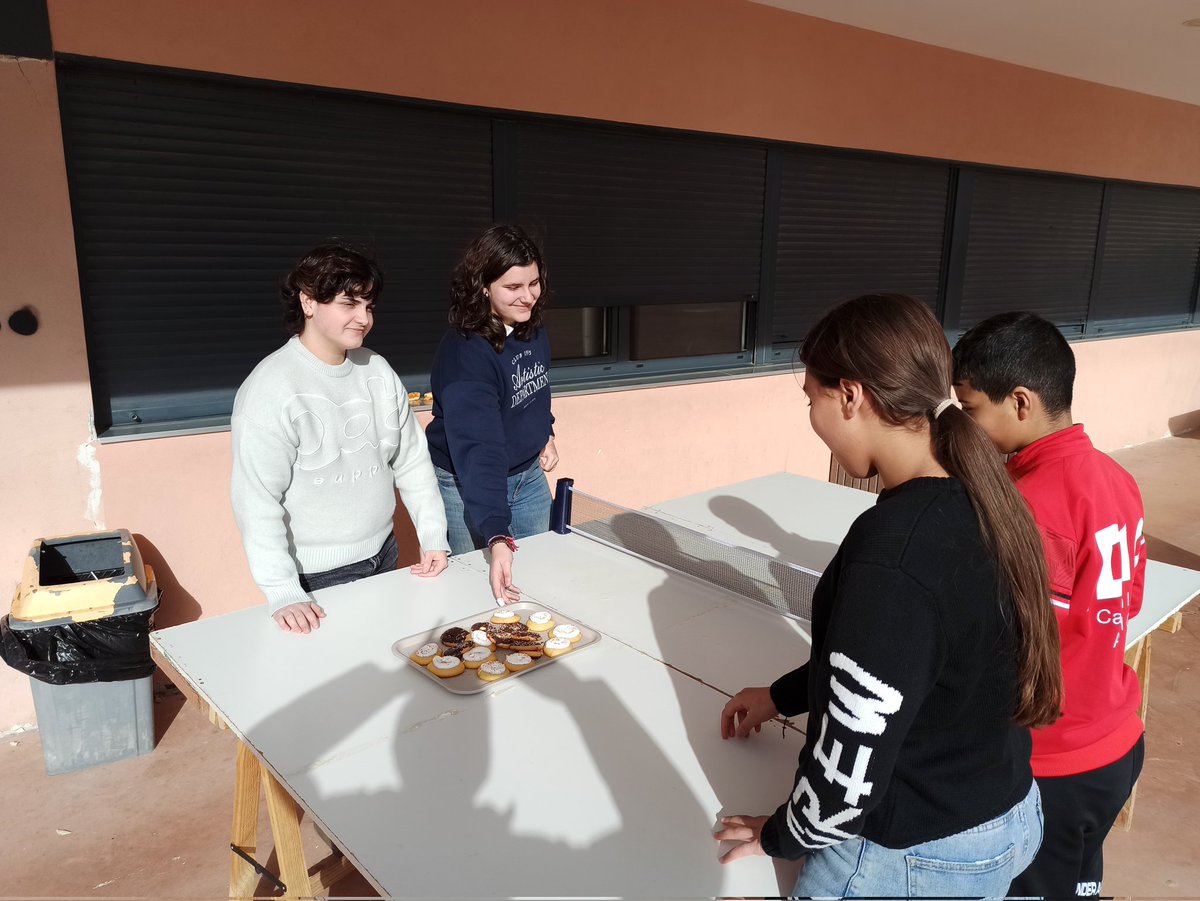 iesocastejon's tweet image. ¡Hoy San Blas nos ha sabido a gloria! 🙌 El alumnado de 4º del @iesocastejon ha repartido roscos con la ayuda de nuestra Apyma para recaudar fondos para su viaje de estudios 🏖️🍩. ¡Gracias por endulzarnos el recreo con esta iniciatival! 😋✨
#Juntxs #Convivir #Castejón #SanBlas