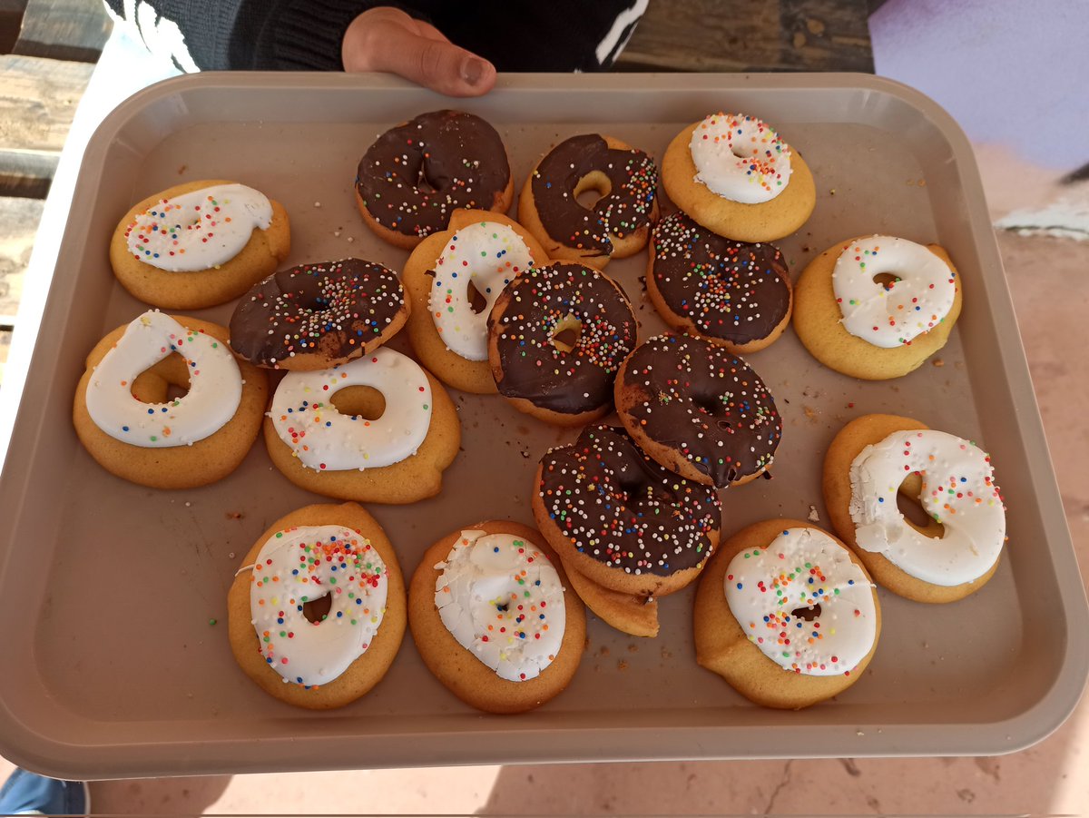 iesocastejon's tweet image. ¡Hoy San Blas nos ha sabido a gloria! 🙌 El alumnado de 4º del @iesocastejon ha repartido roscos con la ayuda de nuestra Apyma para recaudar fondos para su viaje de estudios 🏖️🍩. ¡Gracias por endulzarnos el recreo con esta iniciatival! 😋✨
#Juntxs #Convivir #Castejón #SanBlas