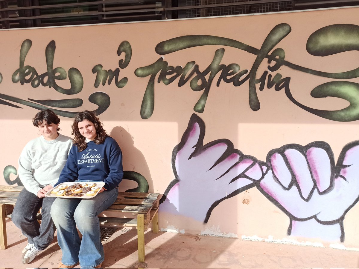 iesocastejon's tweet image. ¡Hoy San Blas nos ha sabido a gloria! 🙌 El alumnado de 4º del @iesocastejon ha repartido roscos con la ayuda de nuestra Apyma para recaudar fondos para su viaje de estudios 🏖️🍩. ¡Gracias por endulzarnos el recreo con esta iniciatival! 😋✨
#Juntxs #Convivir #Castejón #SanBlas