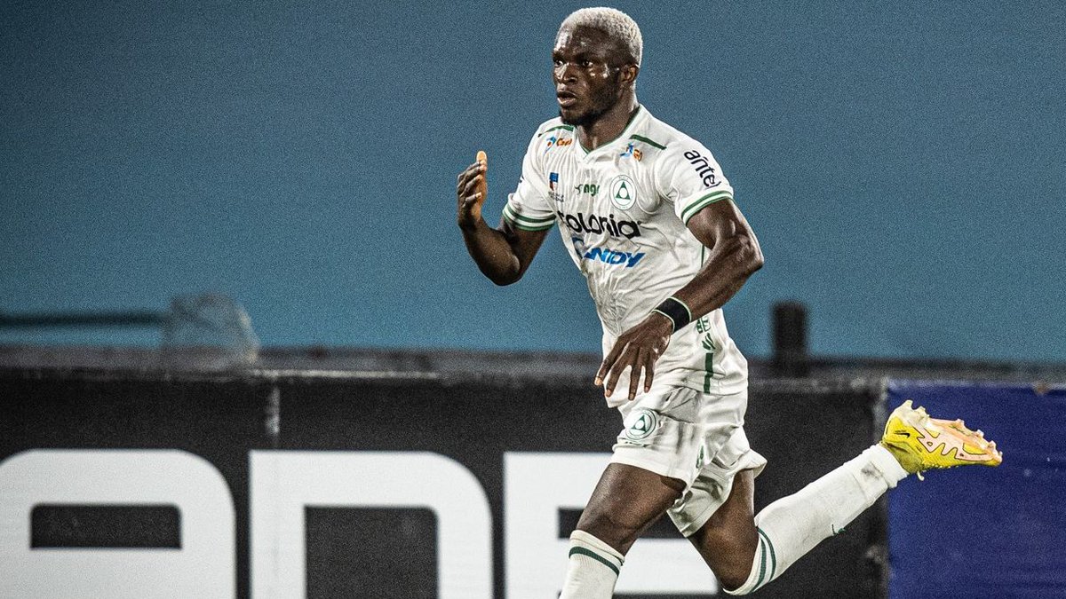 Así como hace unos días surgió el rumor de Luiz Araújo y lo señalé como un jugador clase A, de los que siempre deberían llegar a Cruz Azul, hoy la decepción es total con Christian Eberé, una apuesta muy cuestionable.
Es como querer comprarte un Mustang y terminar manejando un MG.