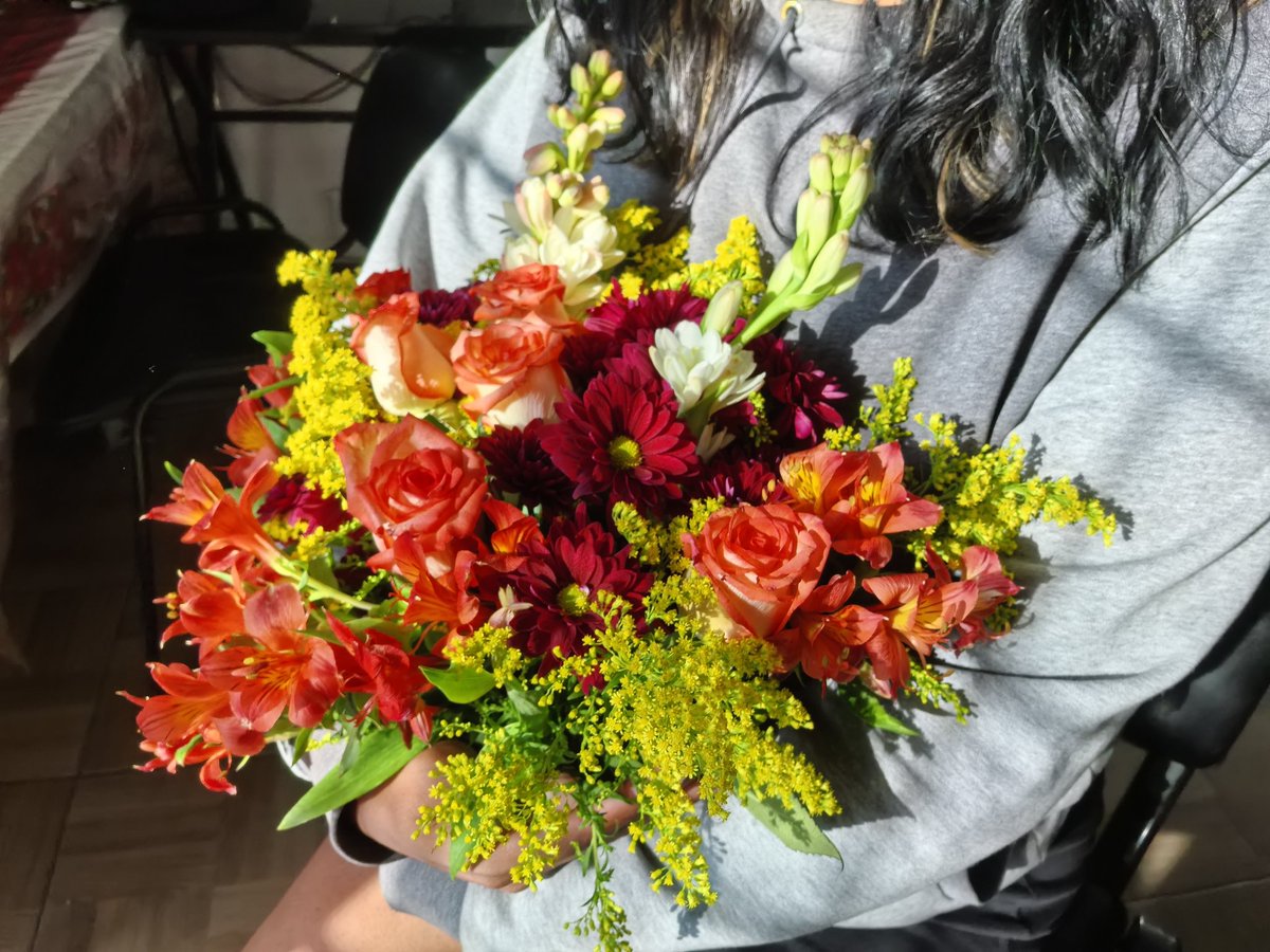 Rosas, astromelias, crisastemos, nardos y solidago para tener una cálida y perfumada semana 💖🫂