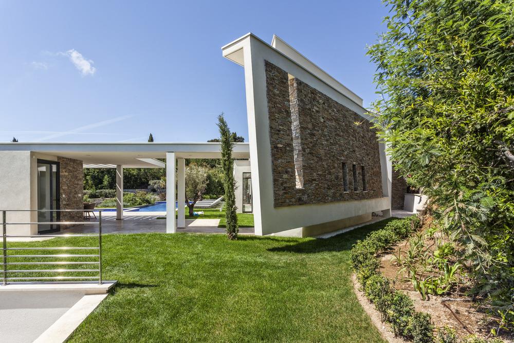 🌟 New in our collection! Discover this stylish villa near Saint Tropez, perfect for getaways! 10 luxurious bedrooms for 20 guests, infinity pool, jacuzzi, and a cinema room. 🎬 
Free credits on Jan &amp; Feb bookings! Don't miss out! 👉 bit.ly/3NjplGq 
#SaintTropez #Luxury