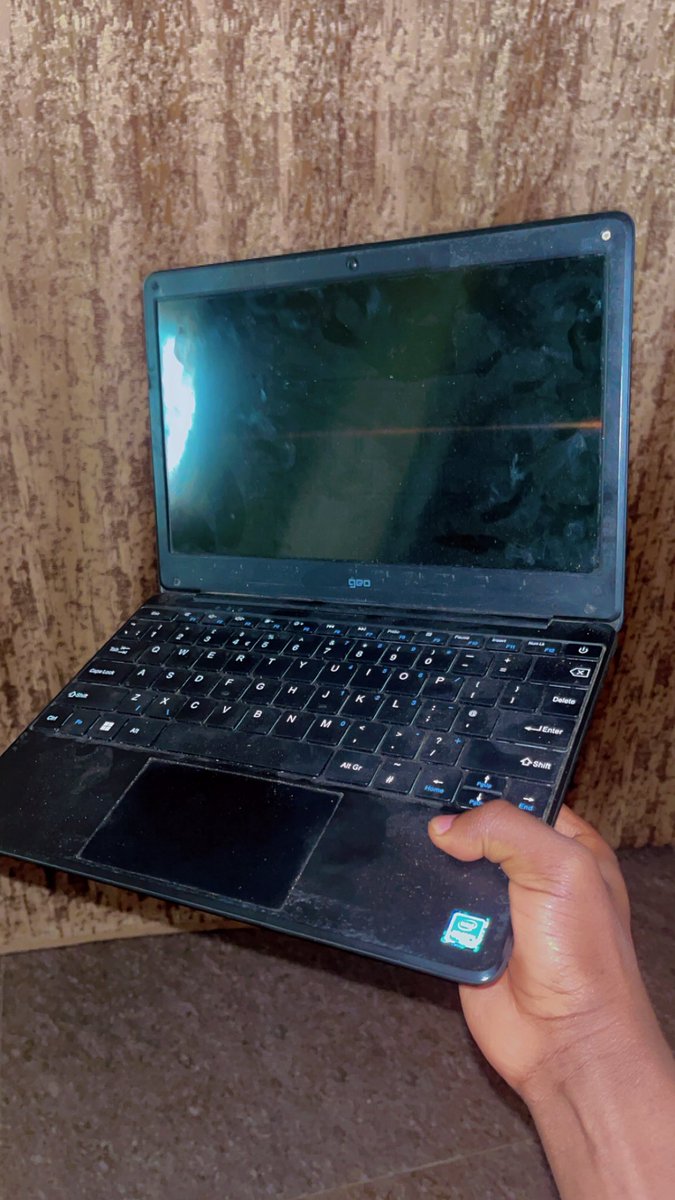 Yusi0x's tweet photo. I just bought a new laptop, I’m giving away this old one “GEO” chrome book! 

Who needs it? Retweet and comment why you need it. https://t.co/1AZmeimAvq