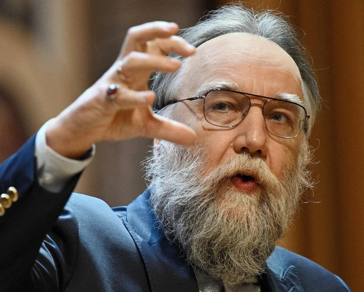 "Jeffrey, have you heard of the philosopher Dugin, Putin's advisor? It might be useful for you to read his works." In 2014, an unknown person thanked Epstein for the "disposable girls" and recommended reading Dugin's works.