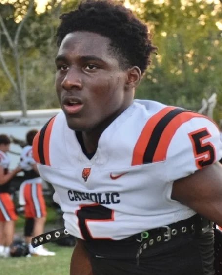 glenwest21's tweet photo. LSU didn’t sign a freshman RB in this 2026 class.

But Baton Rouge prospect Jayden Miles is very much in play for 2027. 

“My visit went great. I was able to meet all the new staff and become more familiar with everybody.”

#LSU

https://t.co/stScLgS8Ey https://t.co/GinbAvMCDp