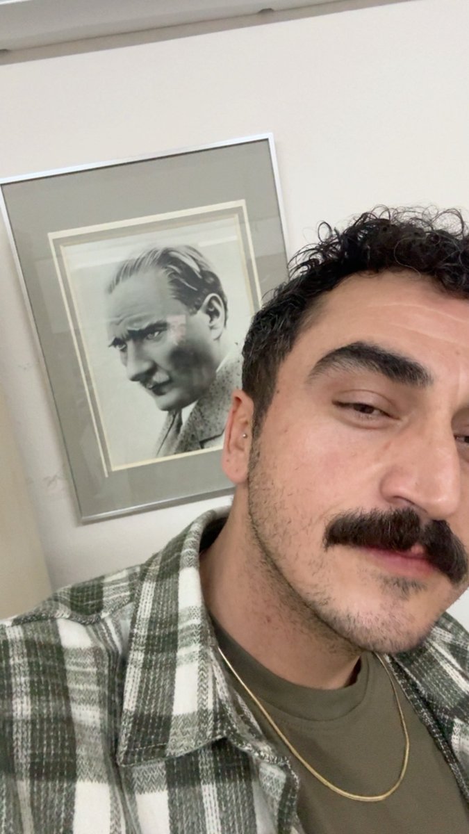 Nesoruyon168879's tweet photo. Yakışıklı biriyle foto çekildim. https://t.co/atBsqNAWn5