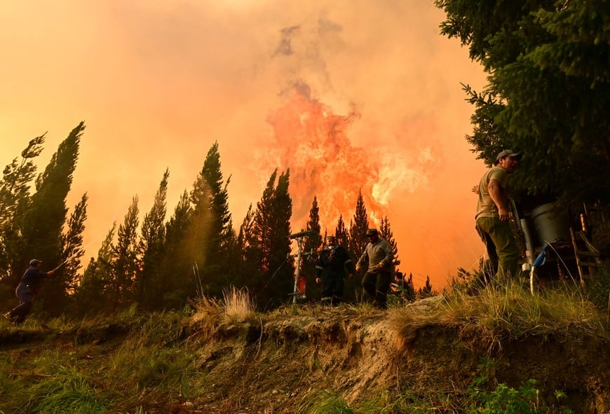 "Tenemos que poner mucho empeño en que no se siga propagando el fuego. El gobernador <a href="/maxipullaro/">Maximiliano Pullaro</a> tuvo una conversación con su par de Chubut, y puso a nuestros brigadistas a disposición para ayudar a apagar los incendios <a href="/CarDolce/">Carlos Dolce</a> <a href="/protcivilstafe/">Secretaría Protección Civil y Gestión de Riesgos</a>