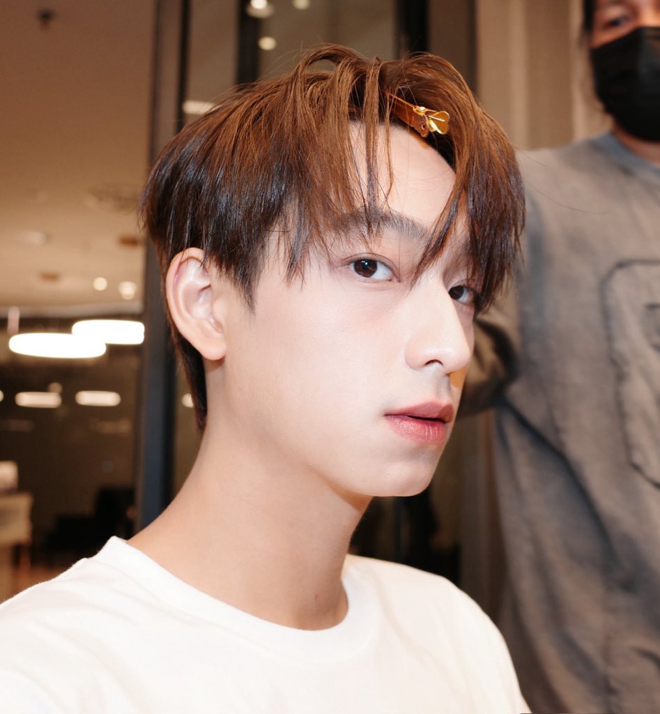 Sinssand's tweet image. เหนลุคชีดูเหวี่ยงดูวีนแบบนี้ จริงๆแล้วชีใจดีมากนะ ใครโทรมาก้รับตลอดเลย