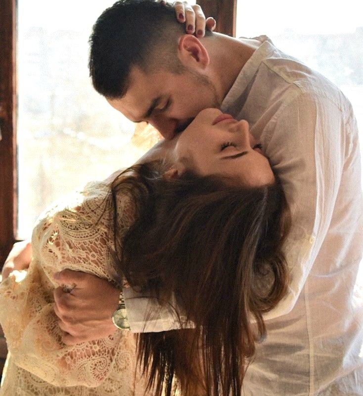 Te sigo eligiendo cada día
porque me llenas de vida
con tu sonrisa y tu alegría, 
de ti vivo enamorado, 
no hay forma de no pensarte,
de mi mente no puedes alejarte
y cuando te tomo en mis brazos
me convenzo que nací para adorarte..