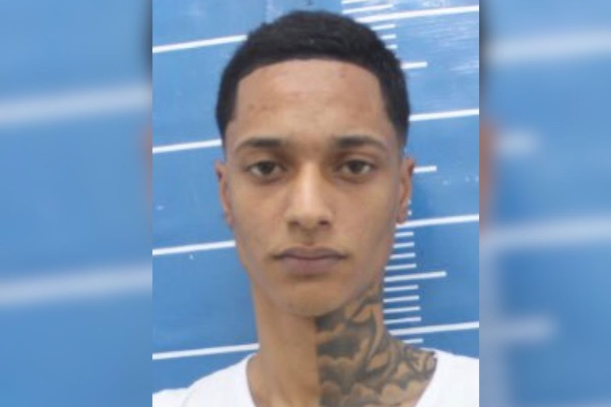 Oruam está com a tornozeleira eletrônica desligada desde 05 Dez, e somente hoje a Justiça decretou sua prisão.
A Polícia esteve em seu endereço para cumprir o mandado, porém o indivíduo não foi localizado.
Enquanto isso, os condenados pelos atos de 08 Jan seguem sob