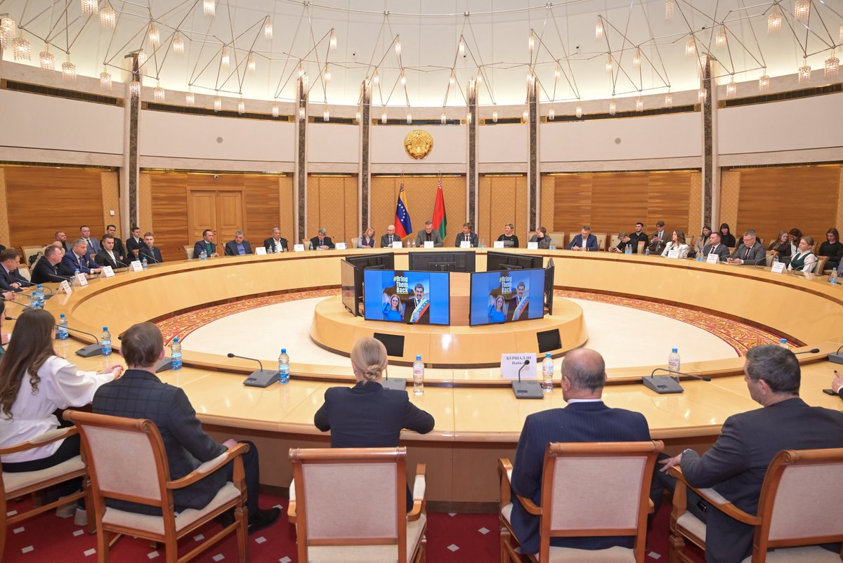 frankmirez's tweet image. #Belarús alzó su voz hoy en la Biblioteca Nacional para exigir justicia.
En una sola voz, autoridades, diplomáticos y organizaciones se unieron a la campaña internacional #BringThemBack 
Venezuela no está sola.