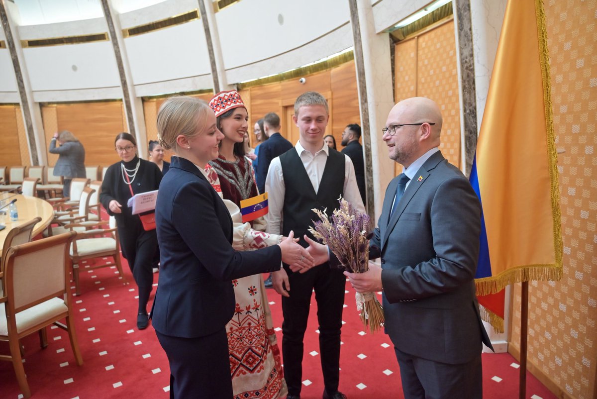 frankmirez's tweet image. #Belarús alzó su voz hoy en la Biblioteca Nacional para exigir justicia.
En una sola voz, autoridades, diplomáticos y organizaciones se unieron a la campaña internacional #BringThemBack 
Venezuela no está sola.