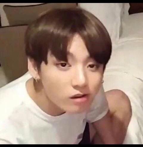 thvsarts's tweet image. LITERALLY everyone and their mothers was talking about BTS at the airport you dumbass