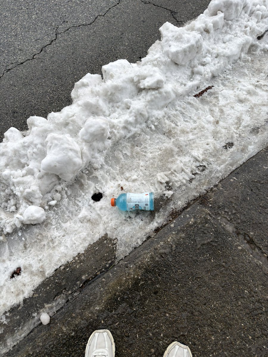 pdhoosier1972's tweet image. Chat do I pickup this sealed Gatorade? Extremely tempting.