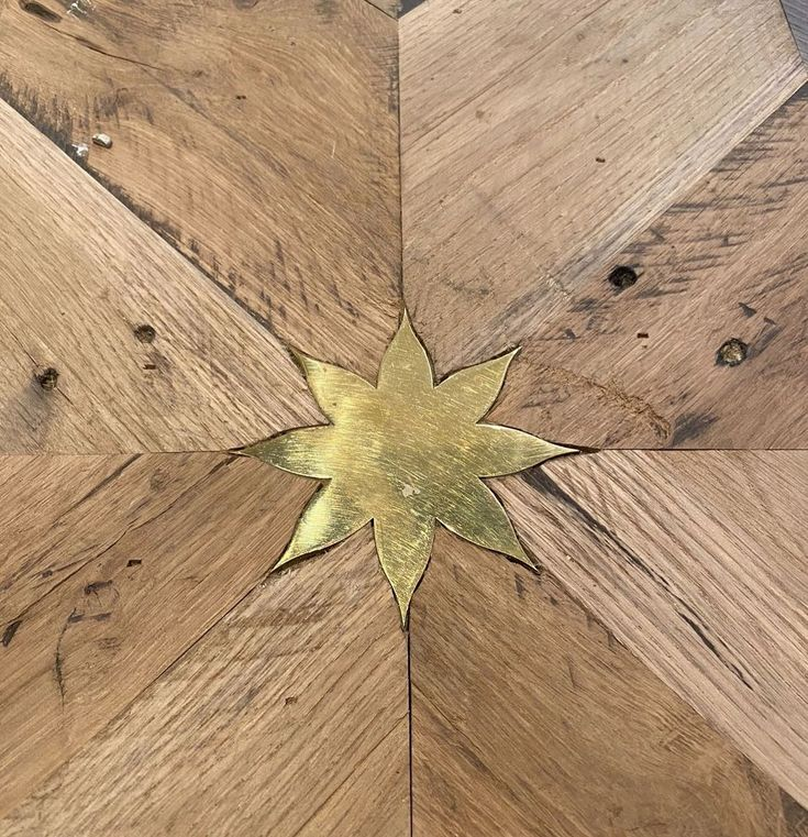 HerodotusWave's tweet photo. This is an antique or custom-made hardwood parquet flooring with a brass star inlay. https://t.co/FE4p68F98S