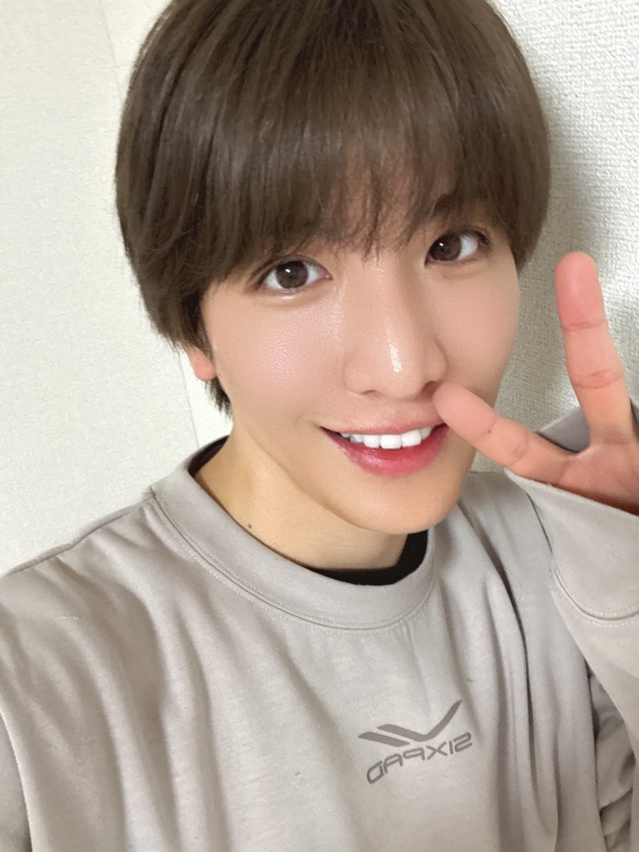 takuya_matsuri's tweet photo. おはよう💕🥳

今日はぽかぽか生歌唱です🤭💙
ぜひ観てね😊❤️‍🔥来てね☺️💕

そして昨日は美容院行って
カラーしてカットしてきました✂️🥰

めっちゃ変わったわけではないのですが、どうですかー？😊

そしてこうゆうパジャマのオフ感の写真は基本B4NDにしか載せてなくて久しぶりオフ写真載せたからなんかちょいとドキドキ🤣🥹笑

ではでは
今日も一緒に頑張りましょう🥰💞

#MATSURIファンと繋がりたい 
#ぽかぽか