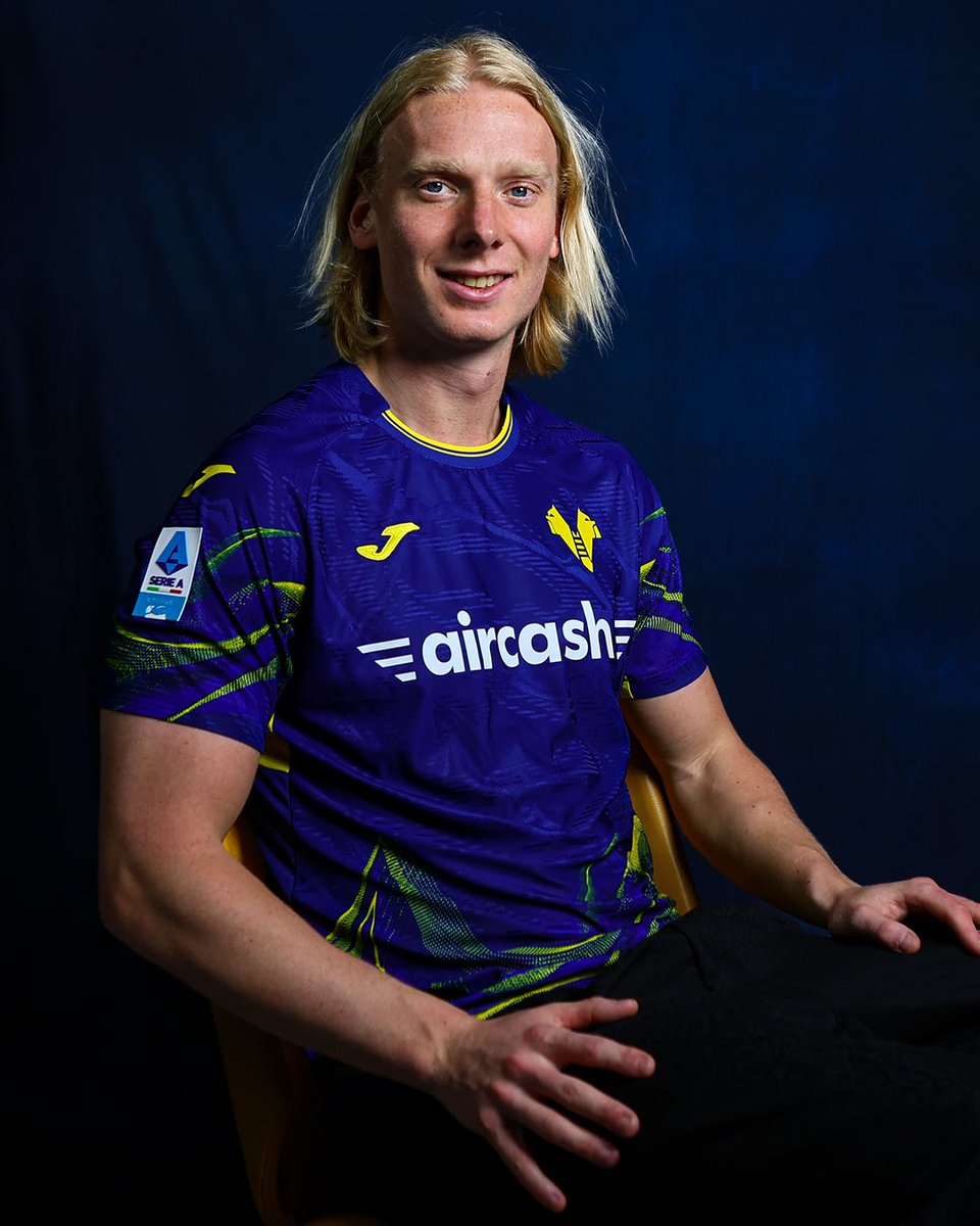 SerieA_EN's tweet photo. Andrias Edmundsson becomes the first Faroese player in #SerieA history 🇫🇴

📸 @HellasVeronaFC https://t.co/EGoOz46E0n