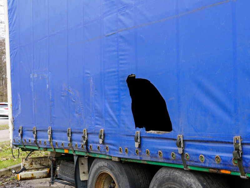 AJOT's tweet image. Phantom carriers are surging worldwide.

Truckloads vanish through digital deception, not violence — fake docs, shell firms, stolen credentials.
IUMI + TAPA EMEA urge urgent action + stronger vetting

Read more: ajot.com/news/iumi-and-…

#SupplyChainSecurity #CargoCrime #Trucking