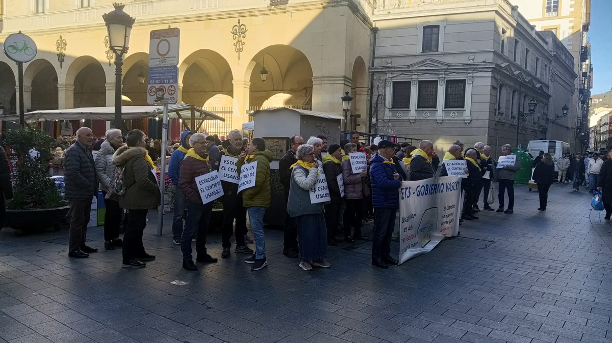 Hoy hemos bajado a Bilbao a reivindicar y a alzar nuestra voz: queremos y necesitamos una estación en el centro de #Usansolo
¡Que no digan que no nos oyen! !No nos quieren escuchar!
#geltokiaerdigunean  <a href="/Bizkaia/">Bizkaiko Foru Aldundia/Diputación Foral de Bizkaia</a> <a href="/ETS_RFV/">Euskal Trenbide Sarea - Red Ferroviaria Vasca</a> <a href="/socialistavasco/">Socialistas Vascos - Euskal Sozialistak / ❤️</a> <a href="/eajpnv/">EAJ-PNV</a> <a href="/elcorreo_com/">El Correo</a> <a href="/ehbildu/">EH Bildu</a> <a href="/deia_eus/">DEIA</a>